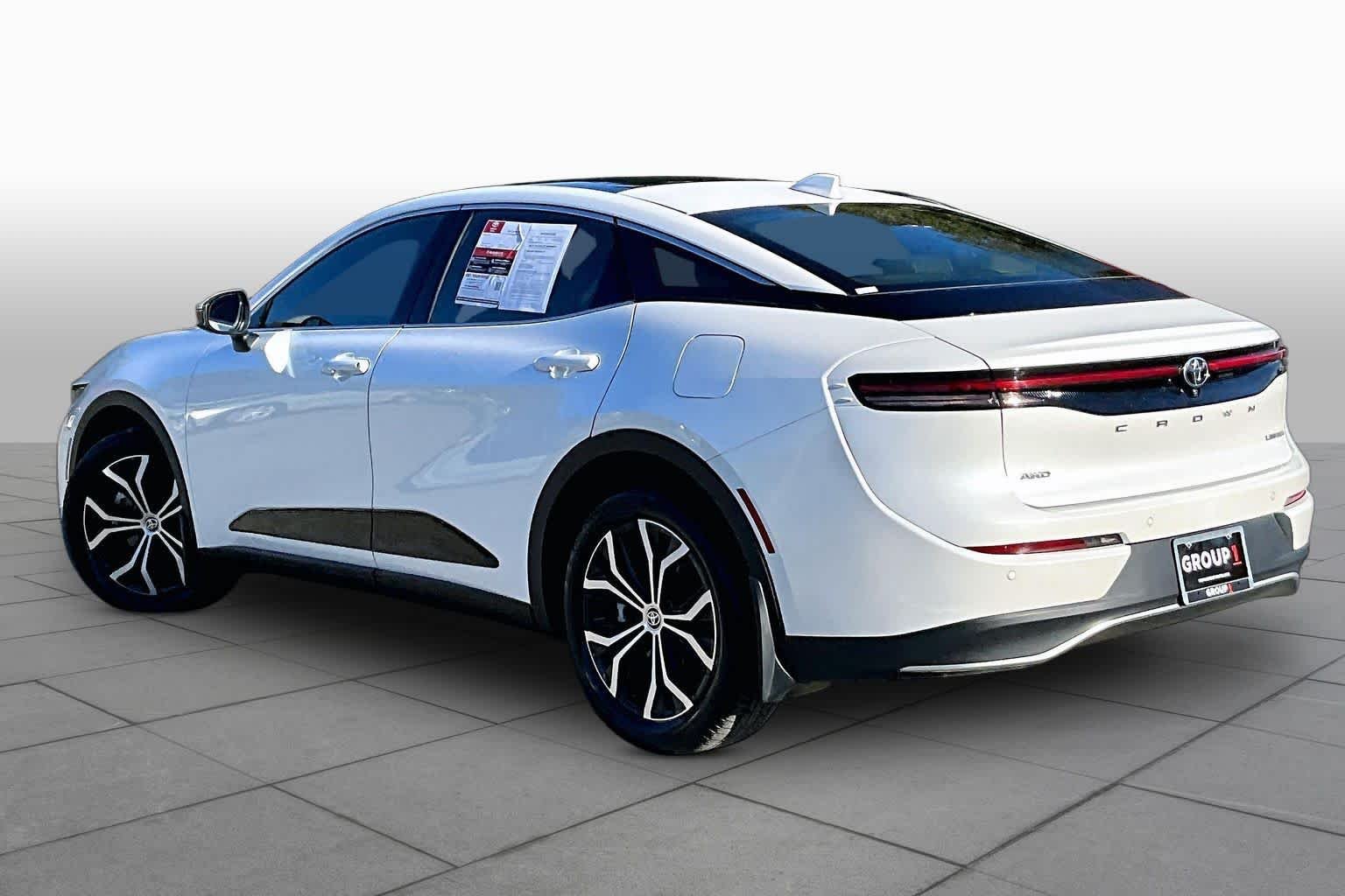 Used 2023 Oxygen White Toyota Limited image 12