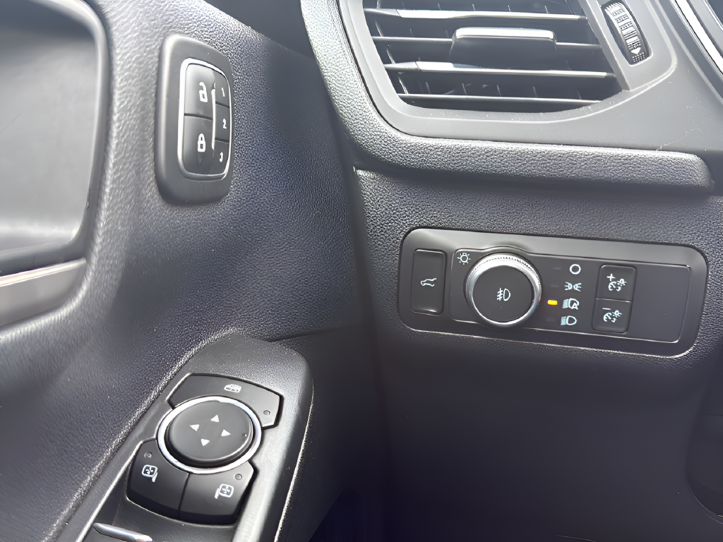Used 2022  Ford Titanium image 15