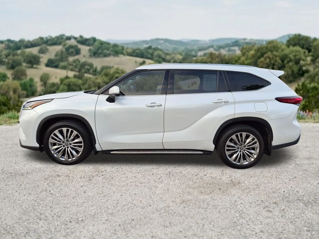 Used 2022  Toyota Platinum image 5