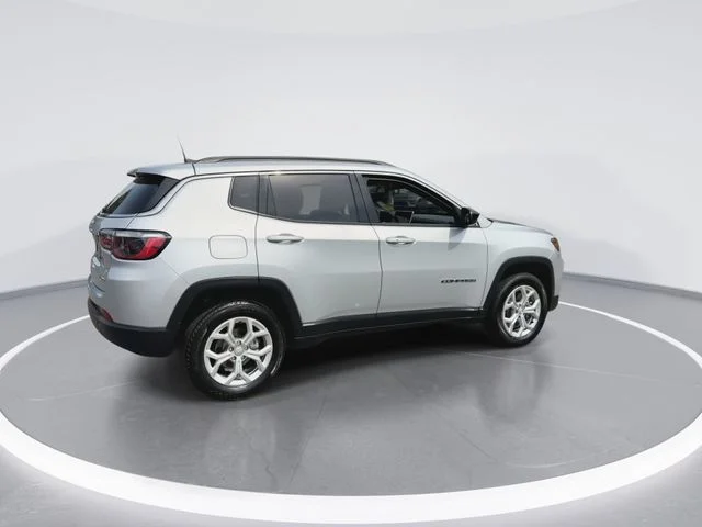 Used 2024 Silver Jeep Latitude image 9