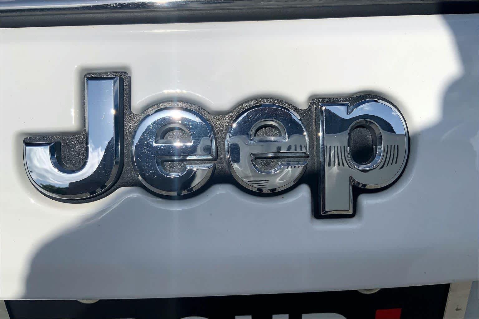 Used 2025 Bright White Clearcoat Jeep Limited image 31