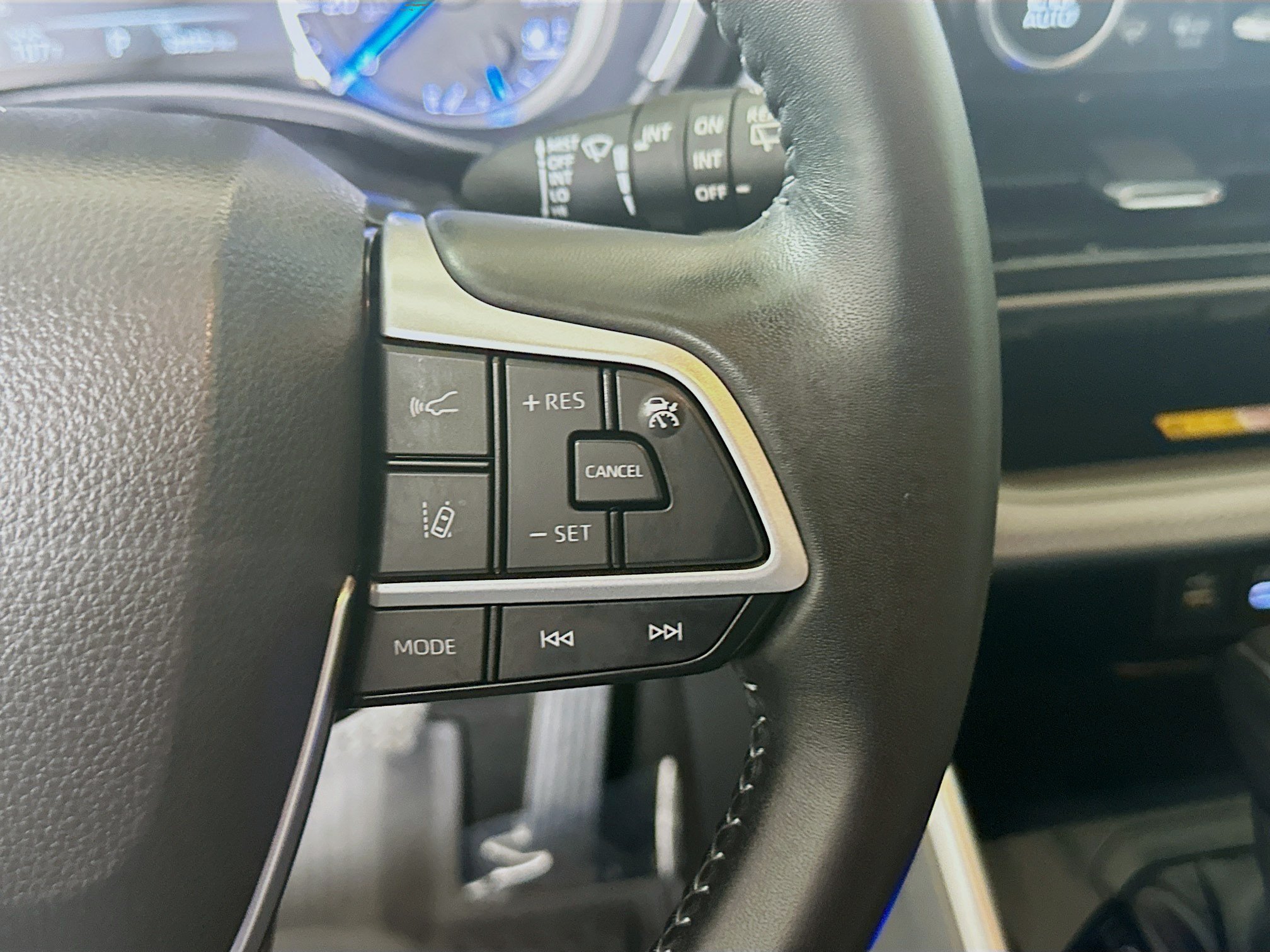 Used 2025 Pearl Toyota Hybrid XLE image 17