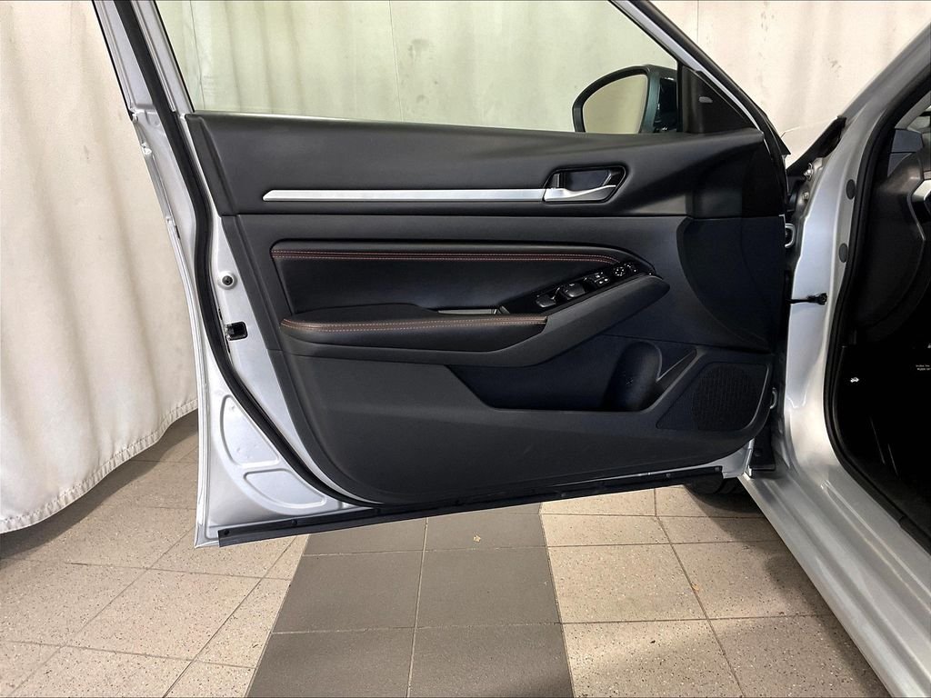 Used 2023 Silver Nissan 2.5 SR image 9
