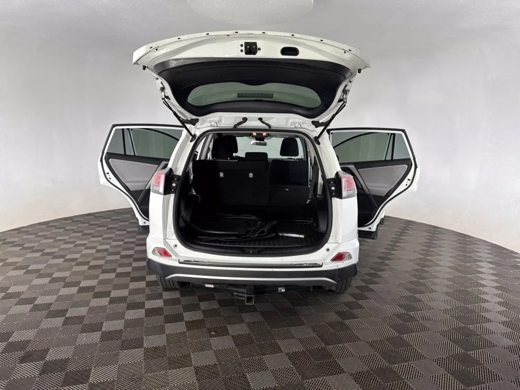 Used 2018 White Toyota LE image 25