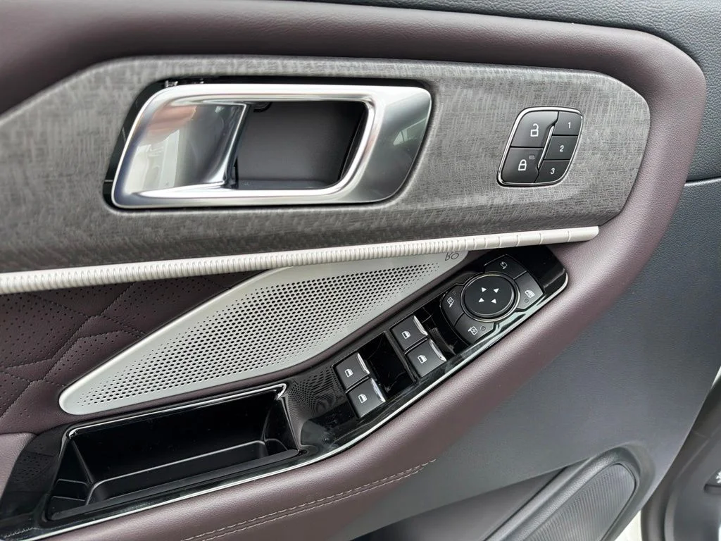 New 2026 Star White Metallic Tri-Coat Ford Platinum™ image 16