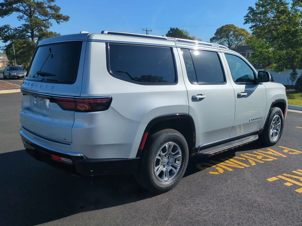 Used 2022 Silver Jeep Series I image 4
