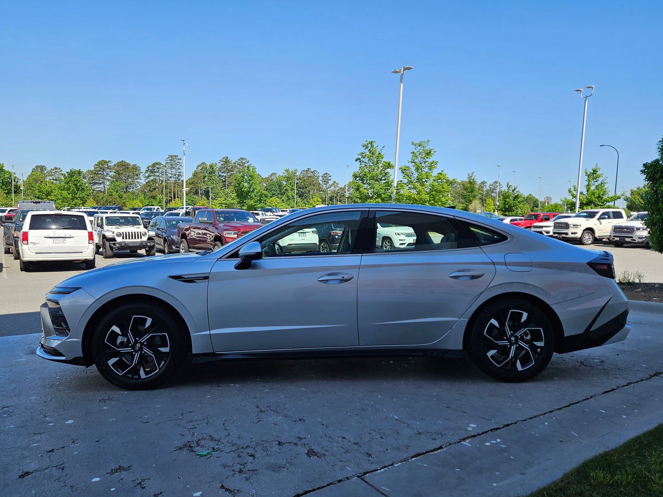 Used 2025 Aero Silver Hyundai SEL image 4