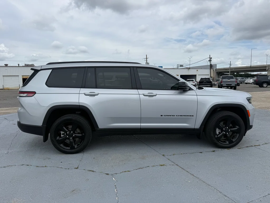 Used 2025 SILVER ZYNITH Jeep Limited image 10
