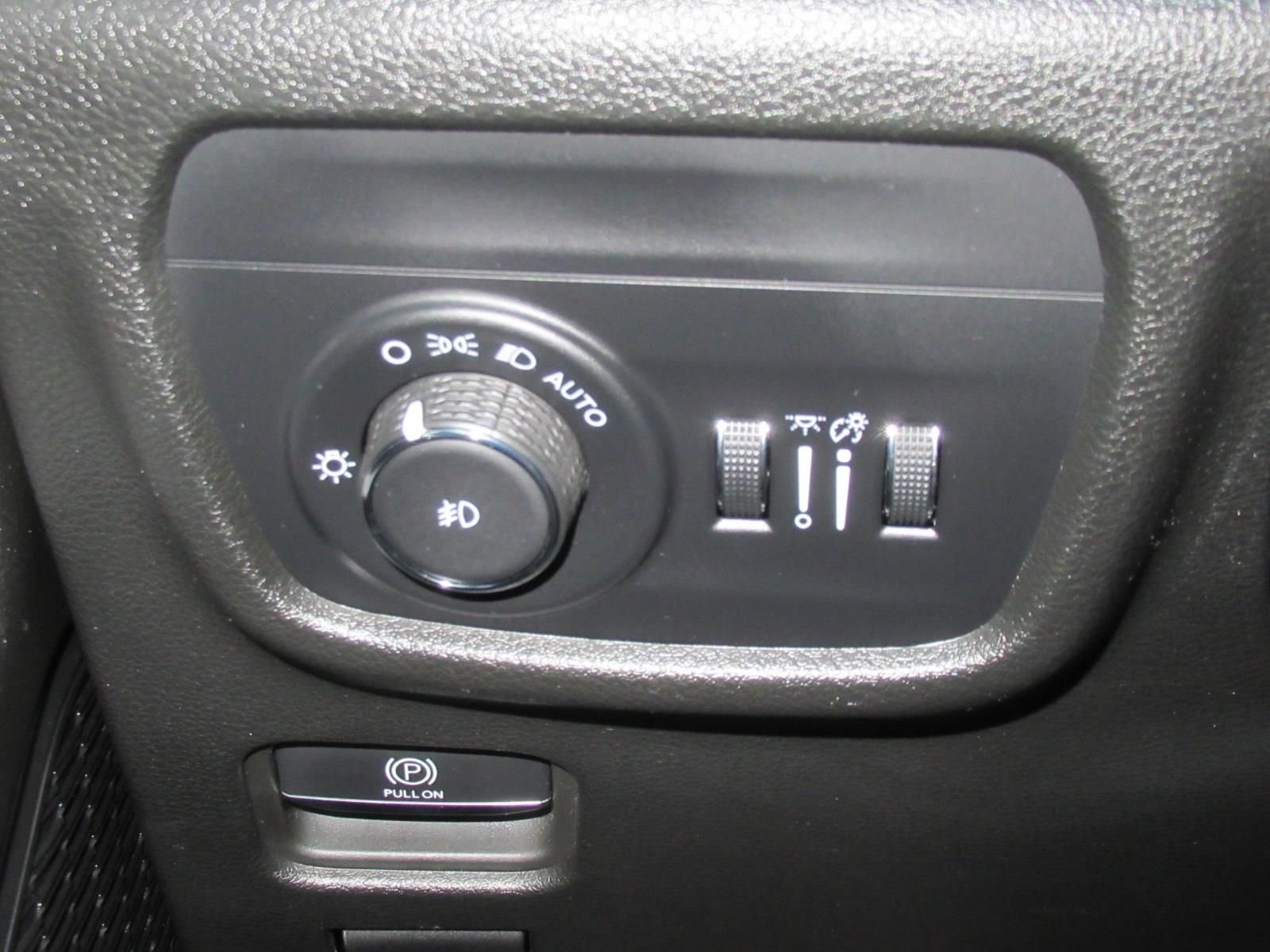 Used 2023  Jeep Limited image 23