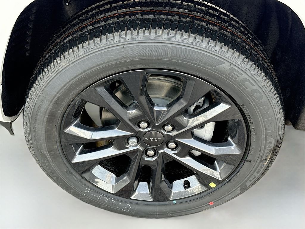 New 2026 Bright White Clear-Coat Exterior Paint Jeep Limited Reserve image 9