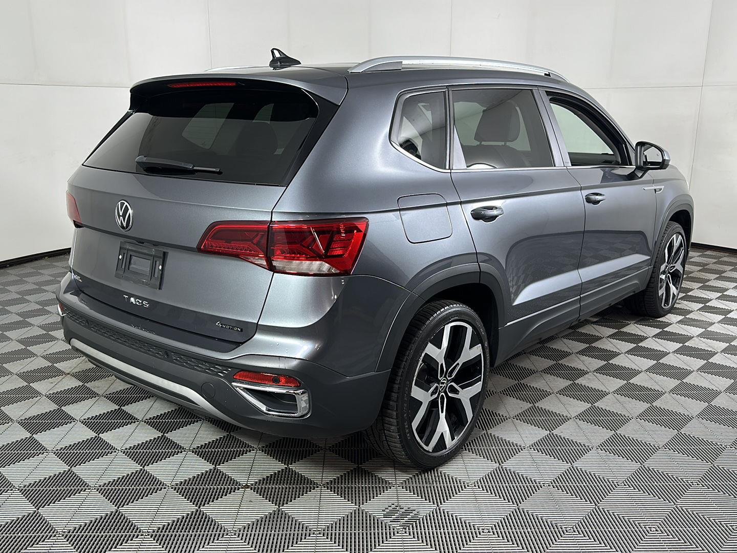 Used 2022 Platinum Gray Metallic Volkswagen SEL image 15