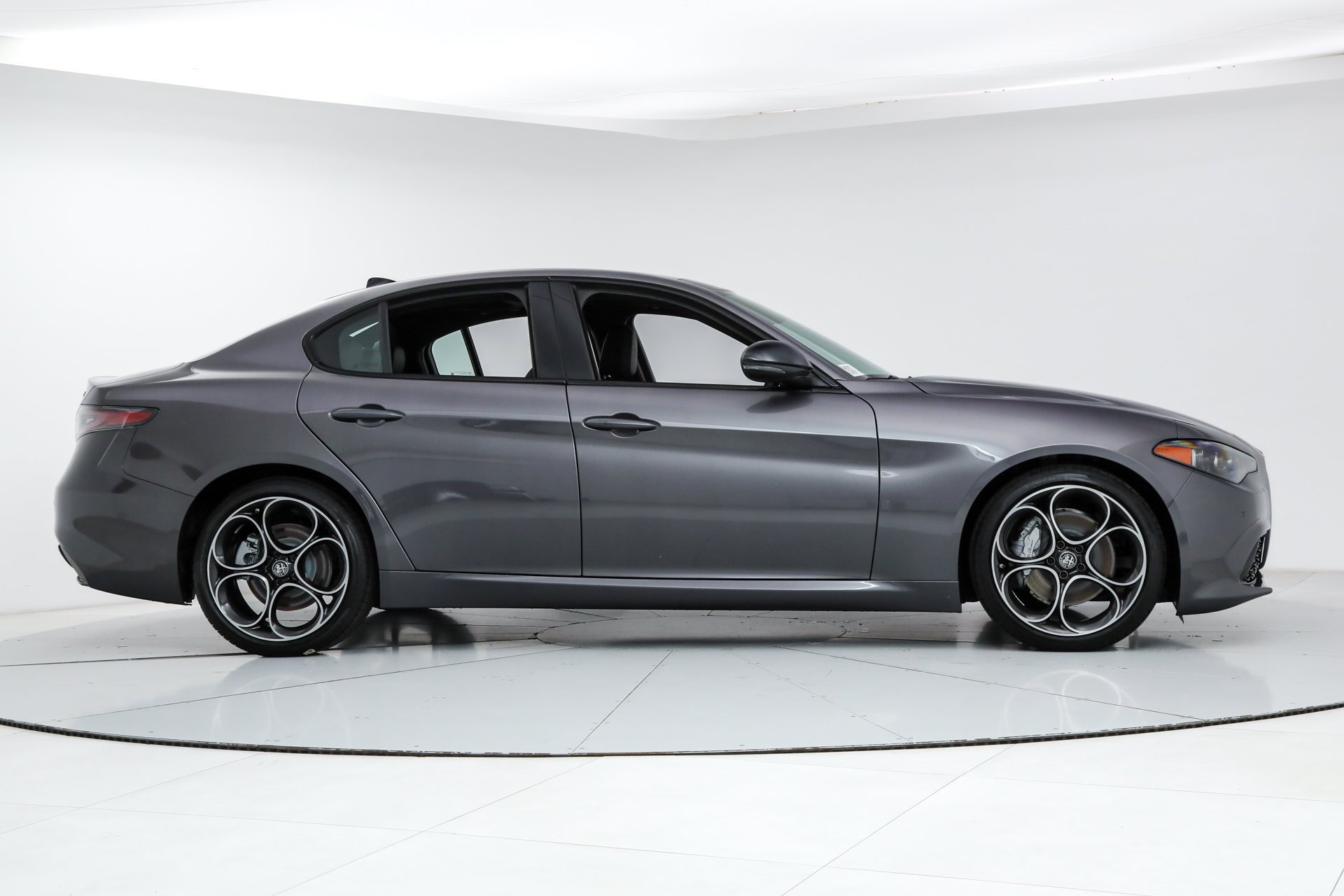 New 2025 Vesuvio Gray Metallic Exterior Paint Alfa Romeo  image 6