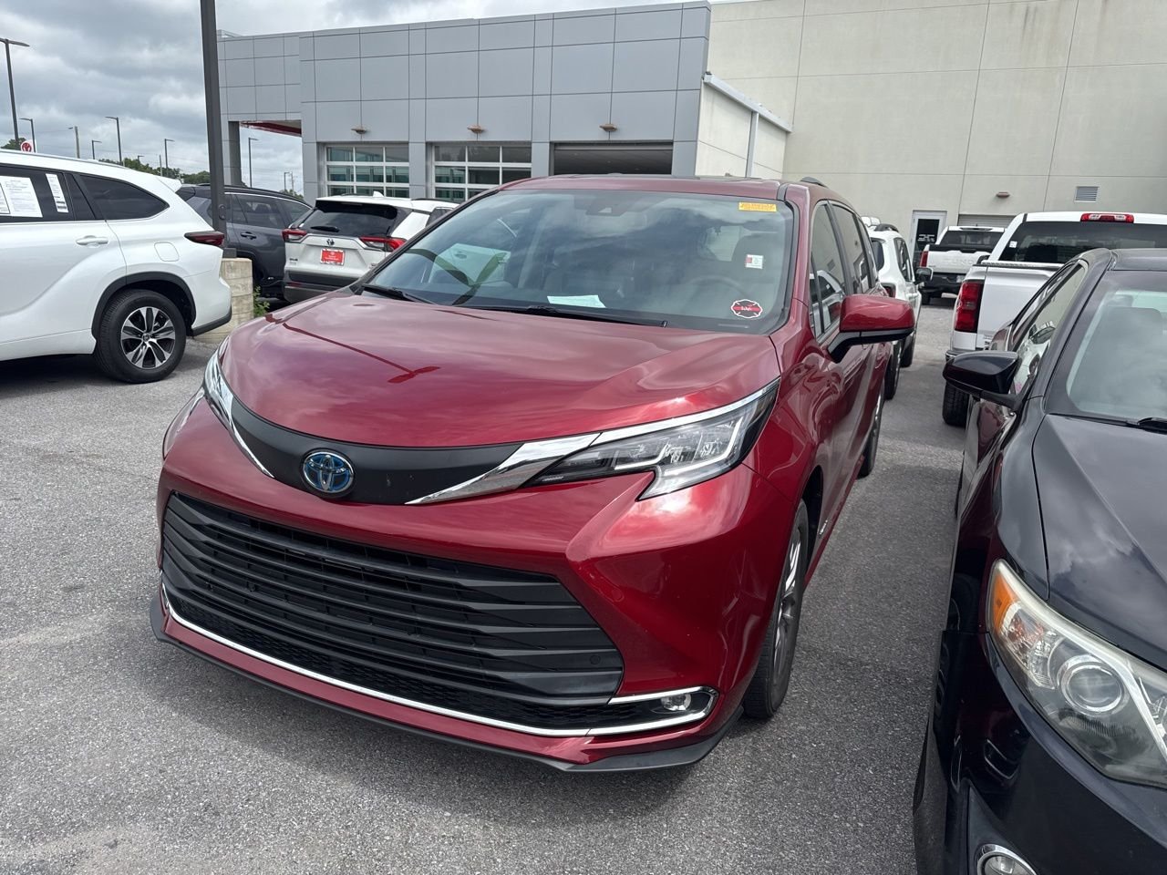 2021 Toyota Sienna XLE 8-Passenger Hybrid FWD's photo