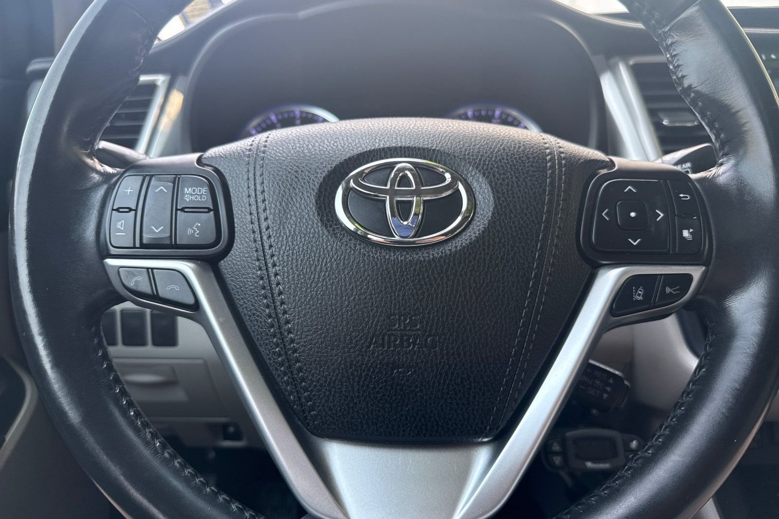 Used 2018 White Toyota XLE image 24