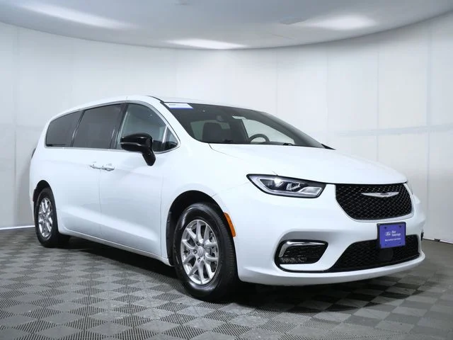 2025 Chrysler Pacifica Select's photo