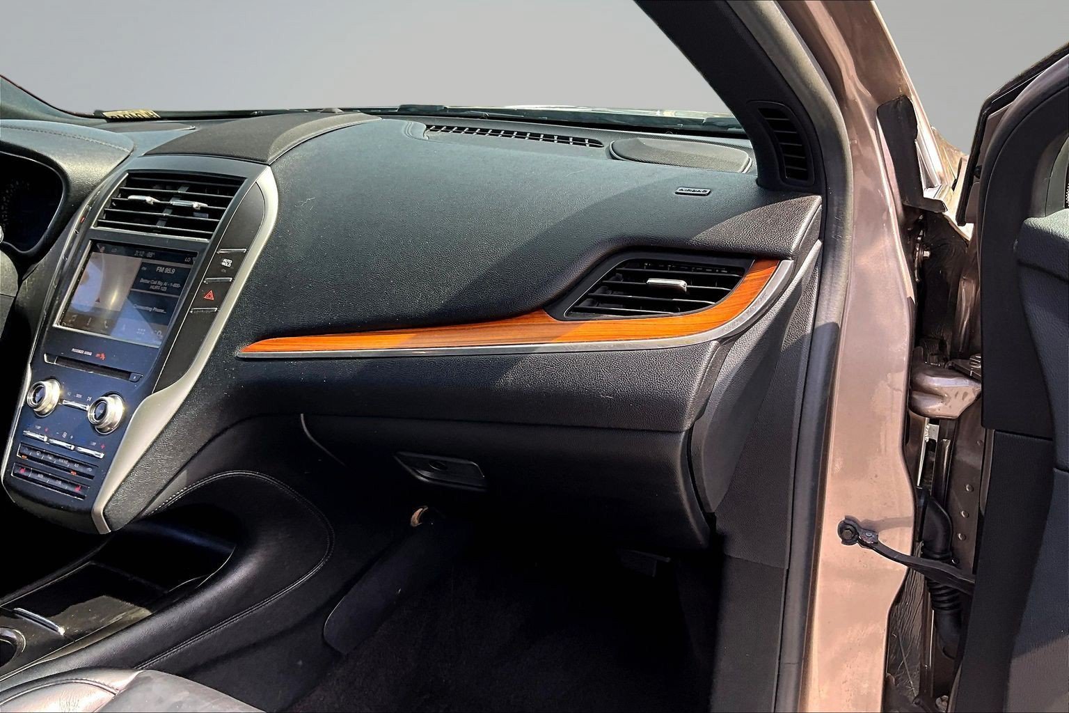 Used 2019 Brown Lincoln Select image 22