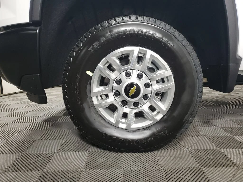 New 2026 Summit White Chevrolet WT image 29