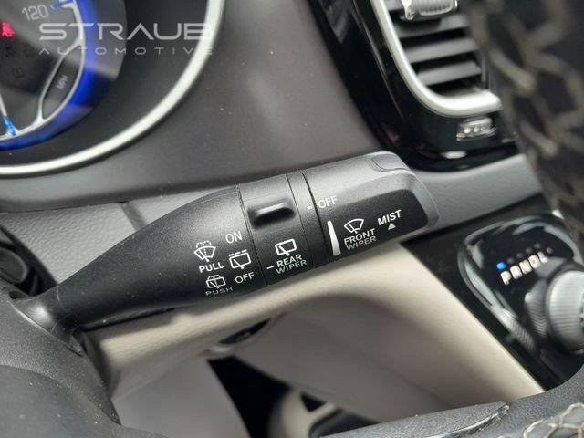 Used 2022 Brilliant Black Crystal Pearlcoat Chrysler Touring L image 17