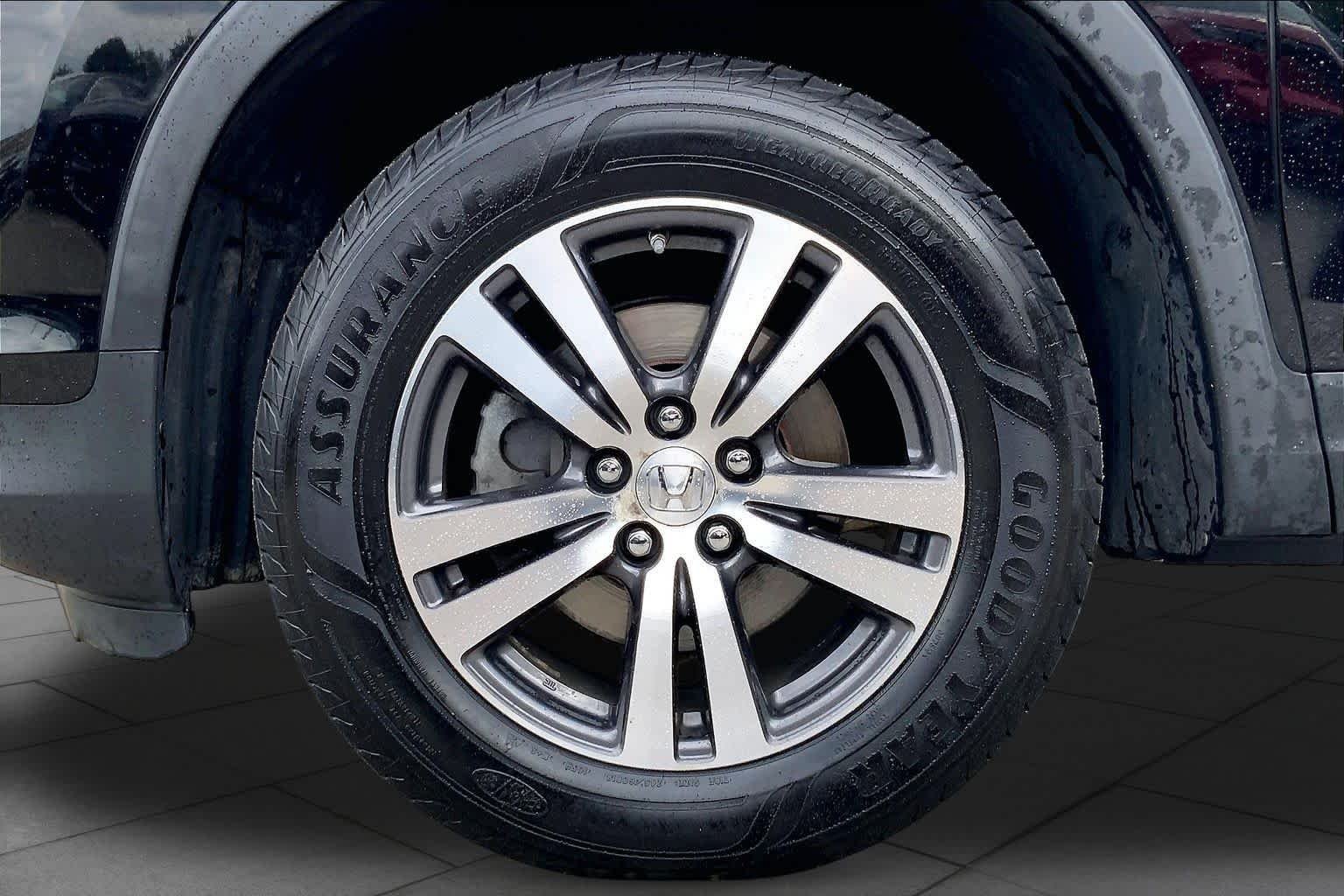 Used 2018 Crystal Black Pearl Honda EX-L image 11