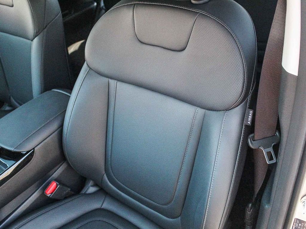 Used 2025 Silver Hyundai SEL Convenience image 27