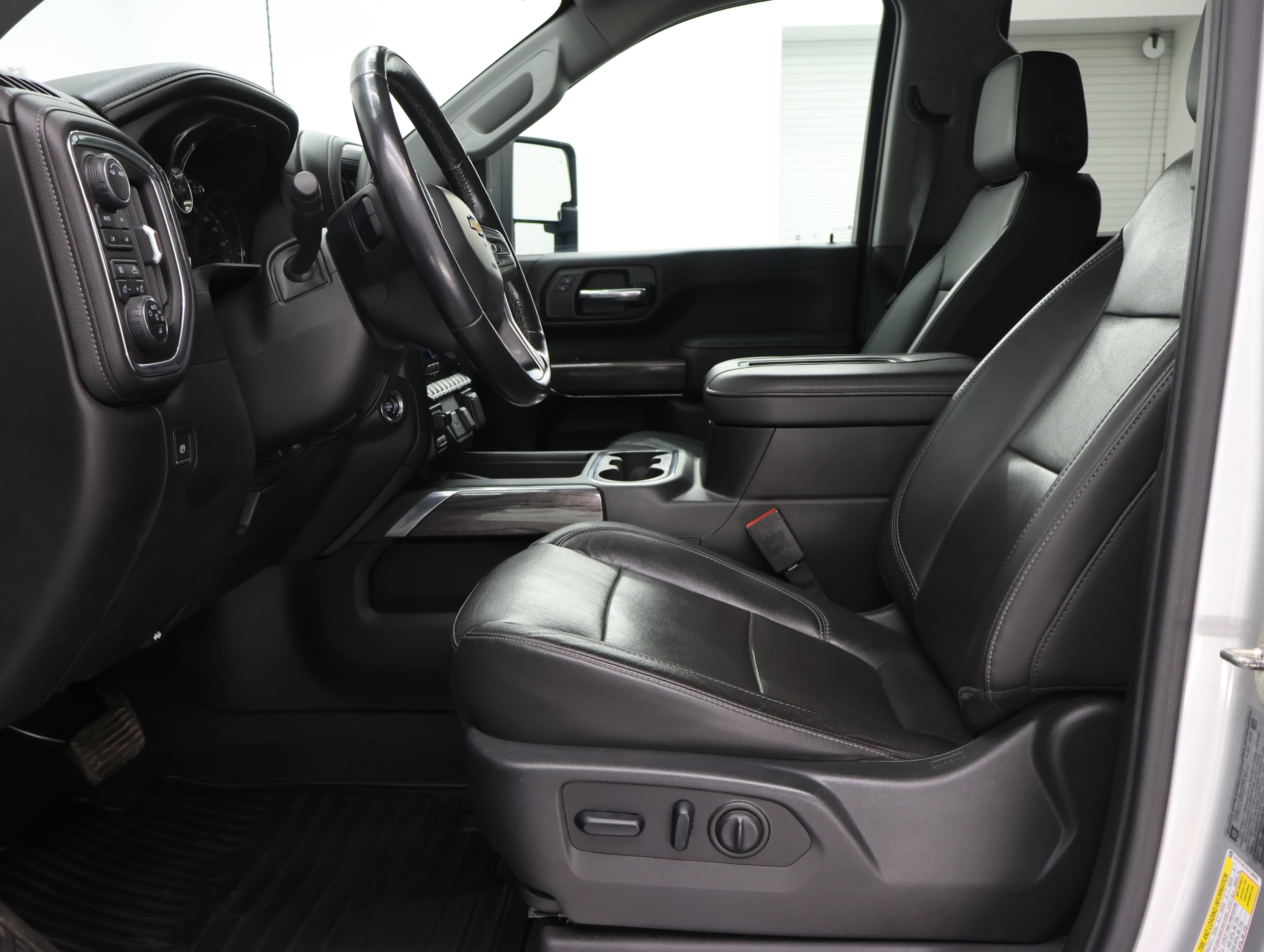 Used 2020 Silver Ice Metallic Chevrolet LTZ: CREW-SHORT-LTZ-Z71-DIESEL-4WD-NAV-HEAT/COOL SEATS-1 OWNER image 8