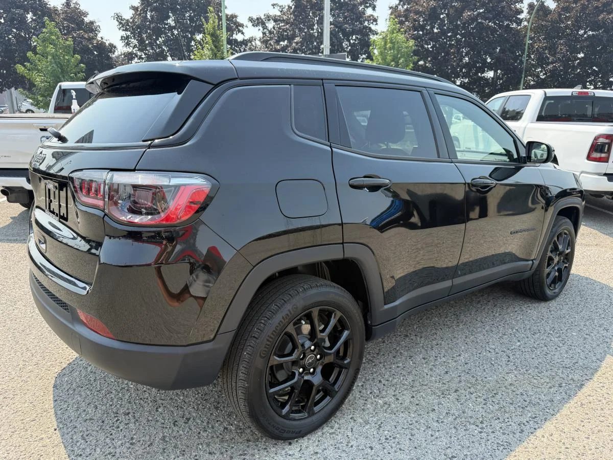 Used 2025 Black Jeep High Altitude image 8