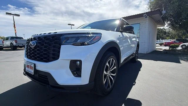 New 2026 Star White Metallic Tri-Coat Ford ST-Line image 42
