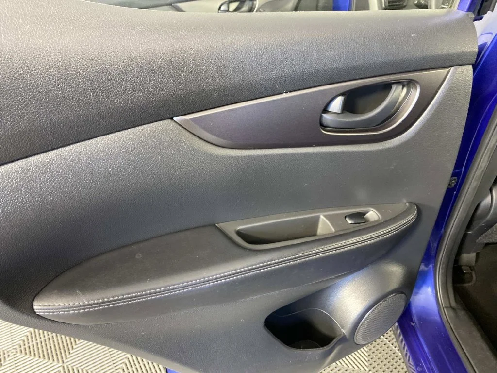 Used 2018 Caspian Blue Nissan S image 26