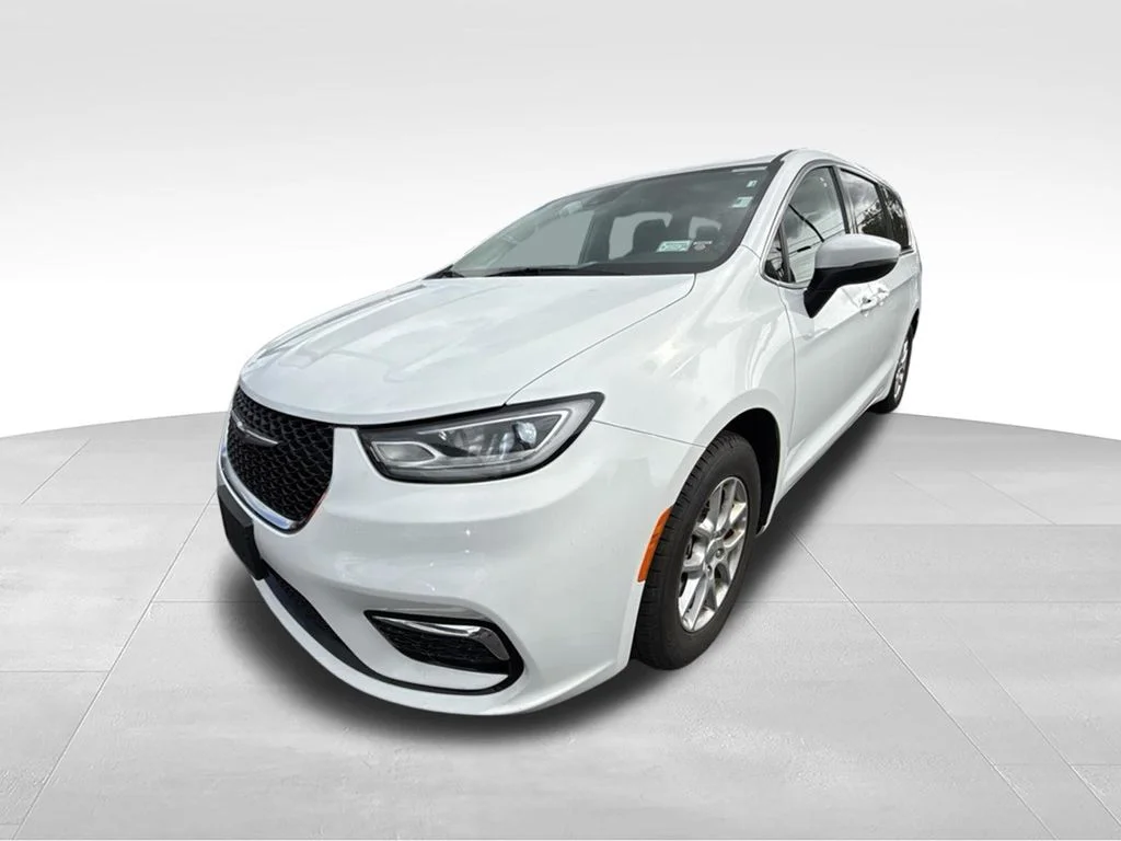 Used 2023 White Chrysler Touring L image 7