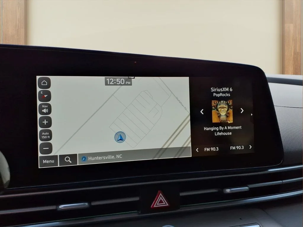 Used 2025 Black Hyundai SEL Convenience image 4