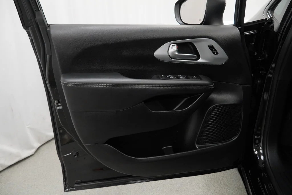 Used 2023 Black Chrysler Touring L image 39