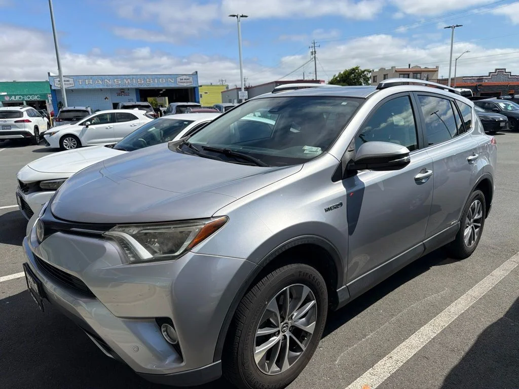 Used 2018 Silver Toyota XLE image 5