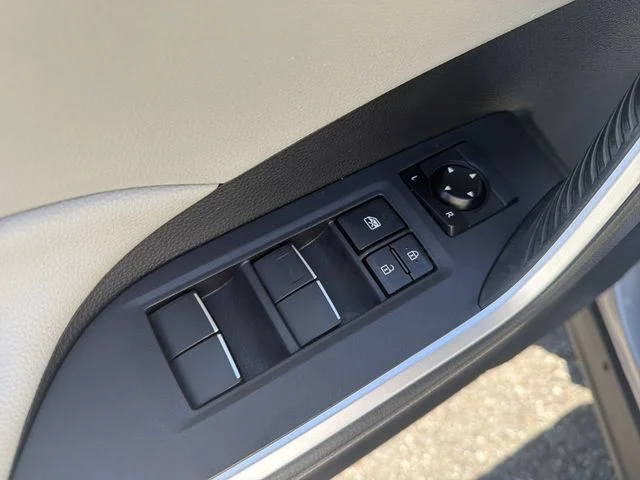 Used 2019 Silver Toyota XLE Premium image 13