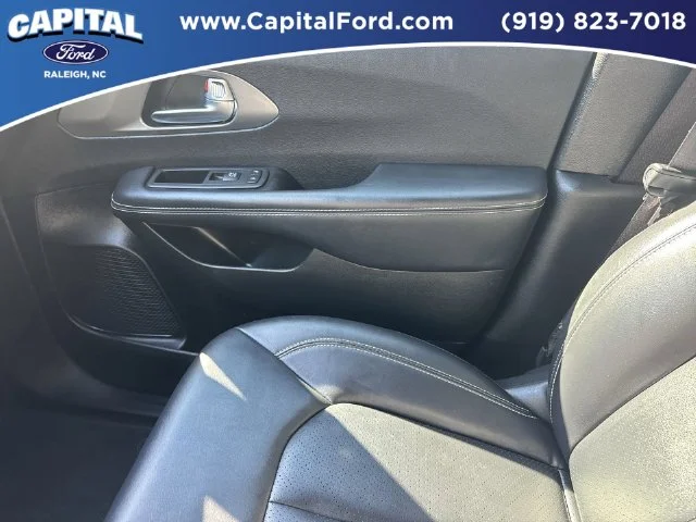 Used 2025 White Chrysler Select image 28