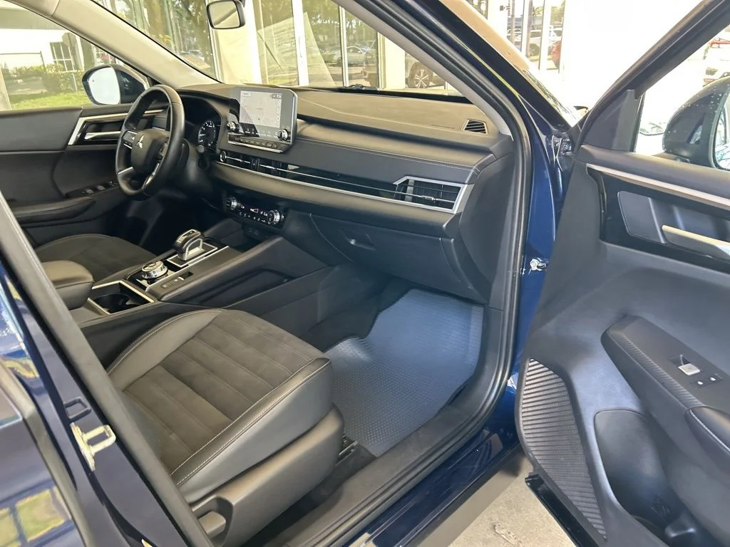 Used 2024 Blue Mitsubishi SE Black Edition image 25