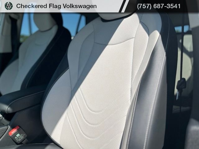 Used 2025 Pure White Volkswagen 2.0T SE image 20