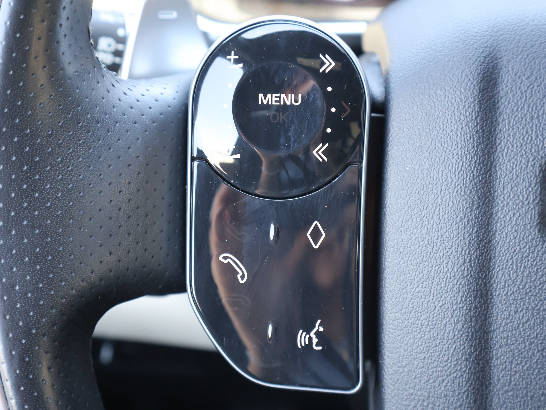 Used 2020 Fuji White Land Rover HSE Dynamic image 13