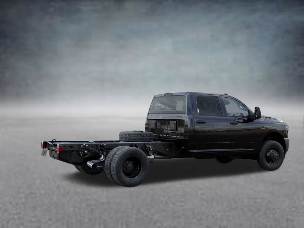 New 2026 Diamond Black Crystal Pearl-Coat Exterior Paint RAM Tradesman image 4