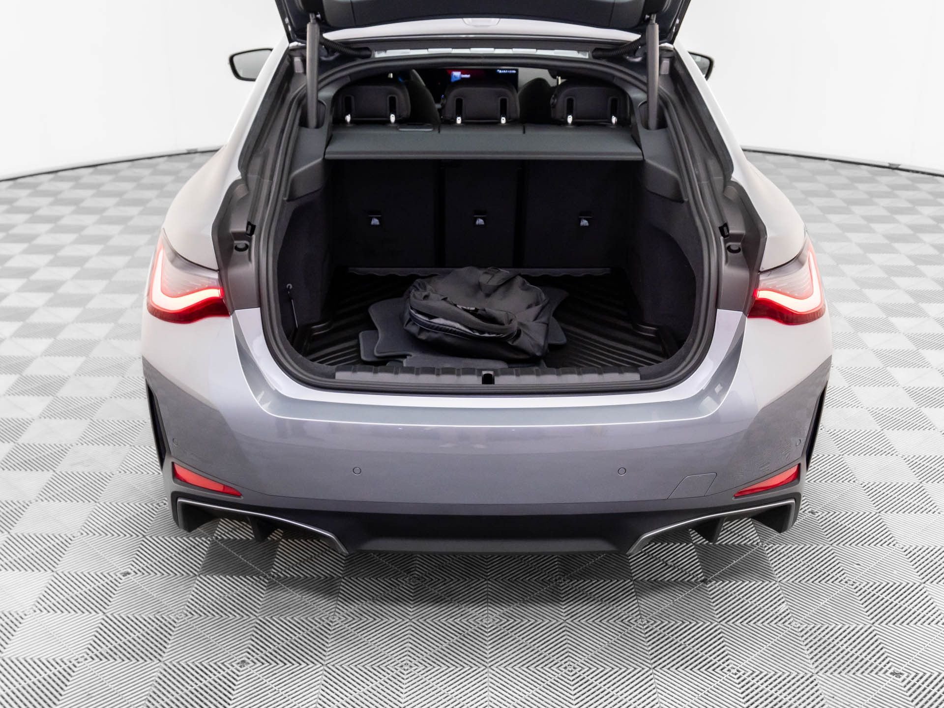 New 2026 Skyscraper Grey Metallic BMW xDrive40 image 32