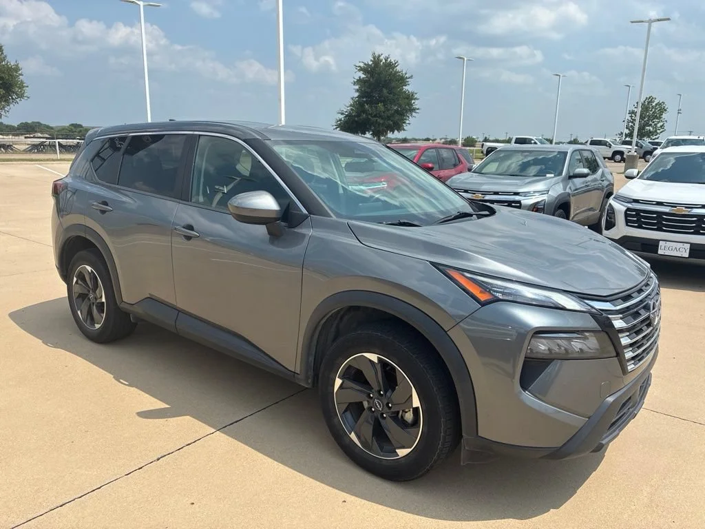 Used 2024  Nissan SV image 5