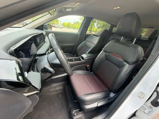 Used 2025 White Nissan SR image 10