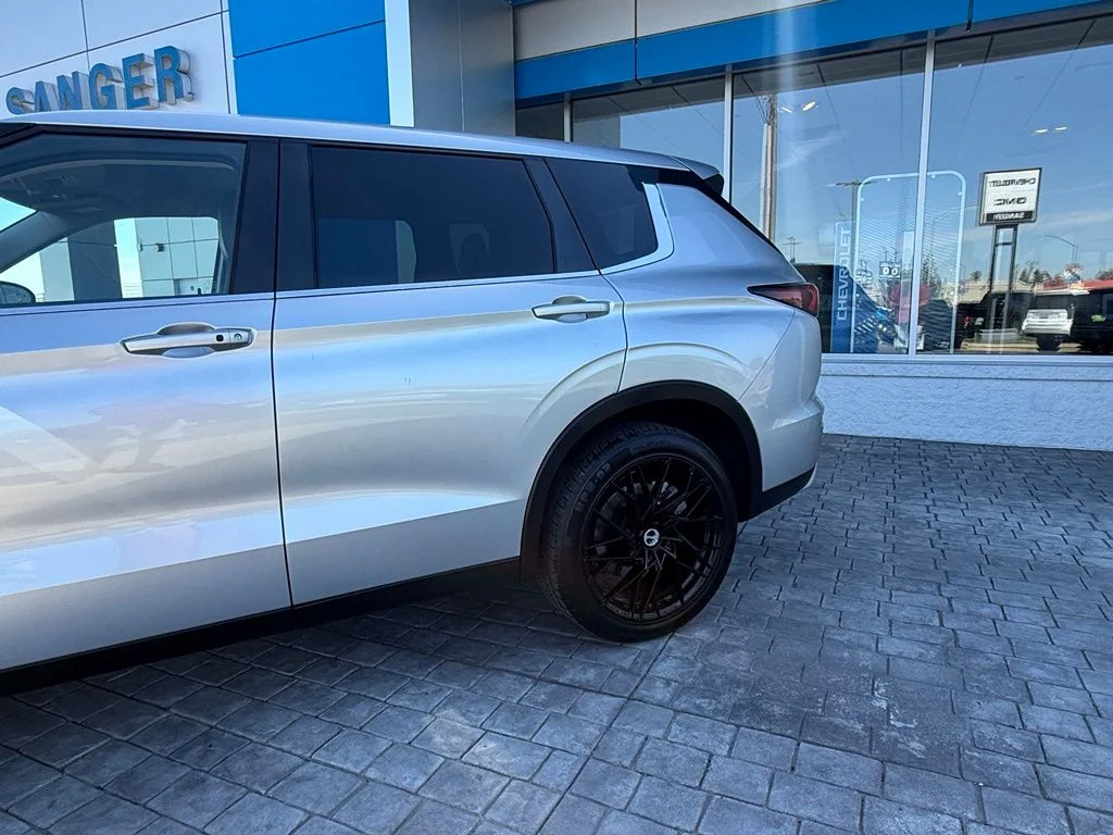 Used 2023 Silver Mitsubishi SE image 6