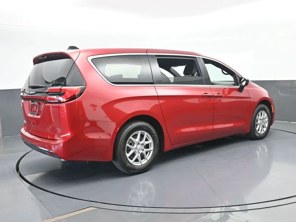New 2026 Red Hot Pearl-Coat Exterior Paint Chrysler Select image 6