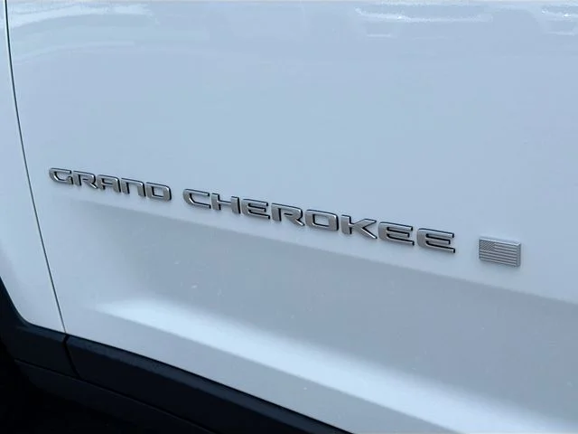 New 2026 Bright White Clear-Coat Exterior Paint Jeep Limited image 20