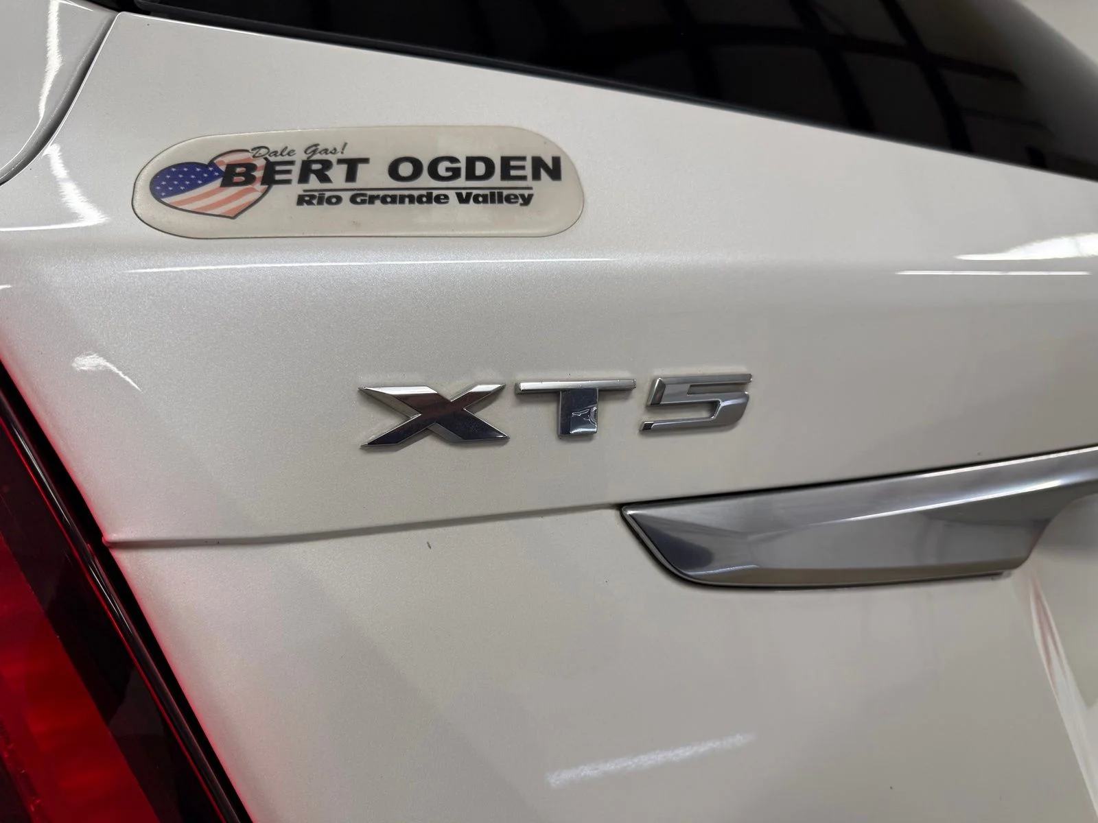 Used 2022 White Cadillac Premium Luxury image 9