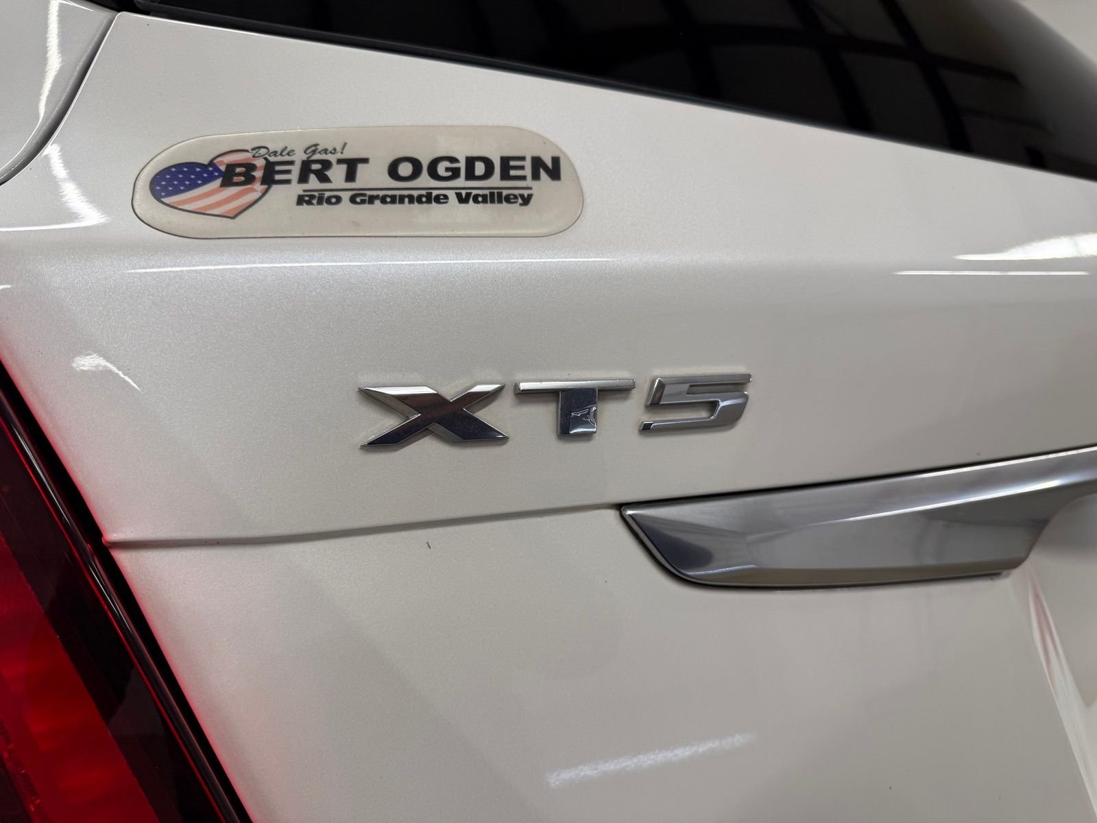 Used 2022 White Cadillac Premium Luxury image 9
