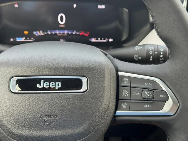 New 2026 Diamond Black Crystal Pearl-Coat Exterior Paint Jeep Limited image 26