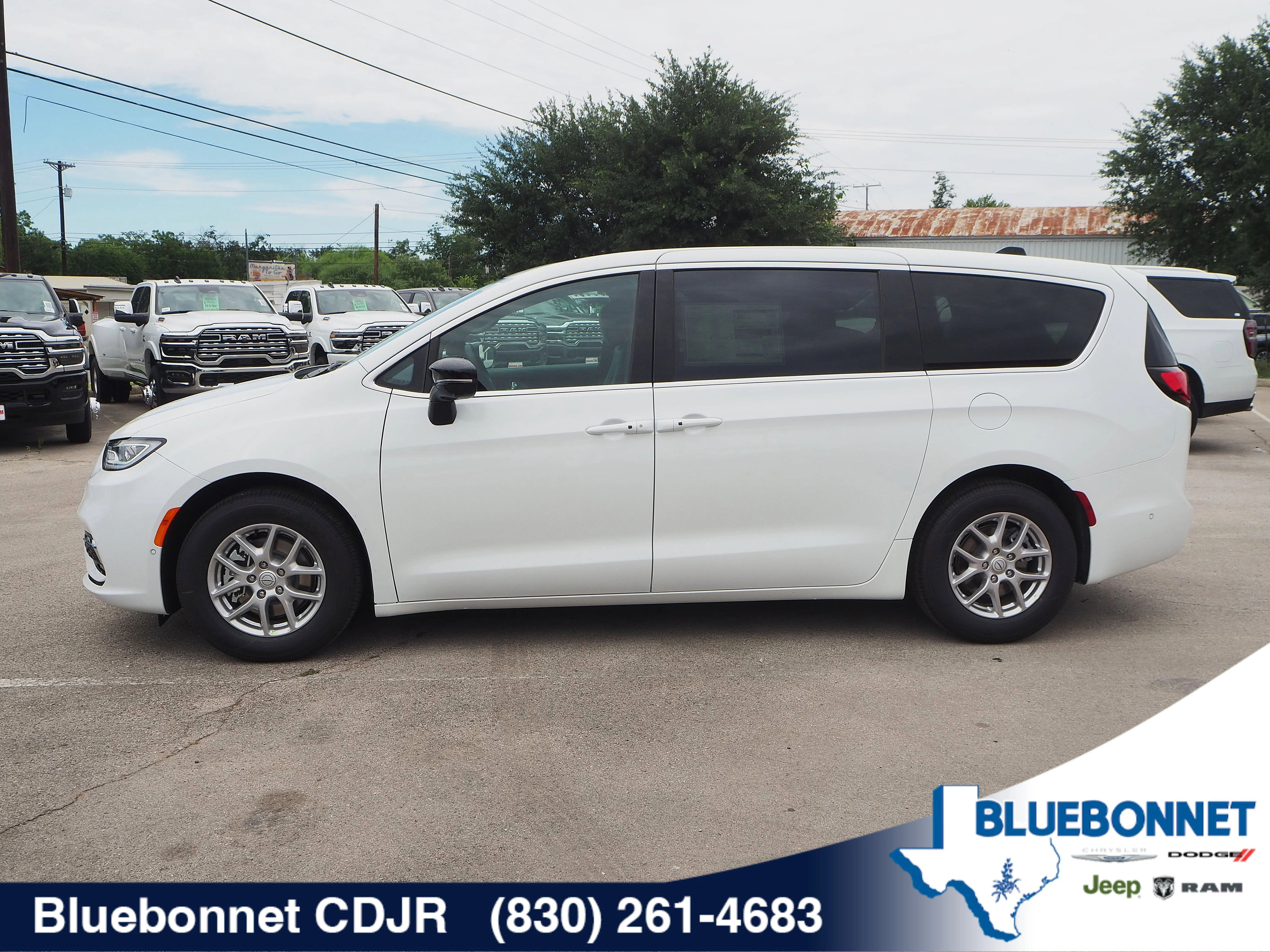 2025 Chrysler Pacifica Select's photo