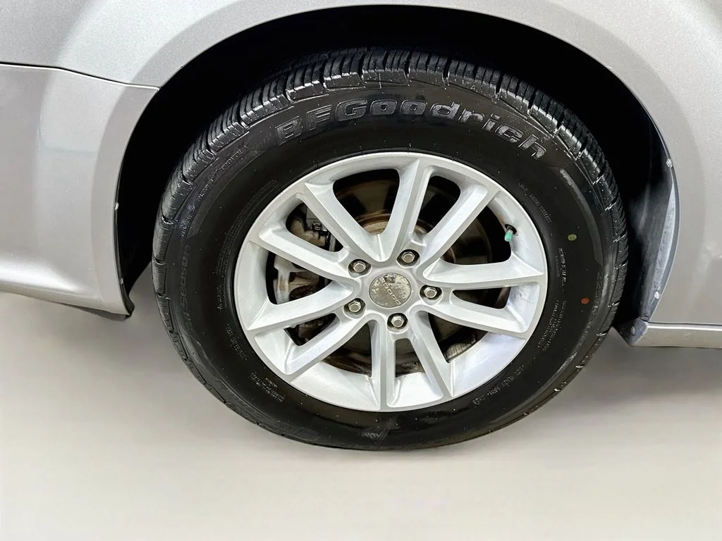 Used 2015 Silver Dodge SXT image 37