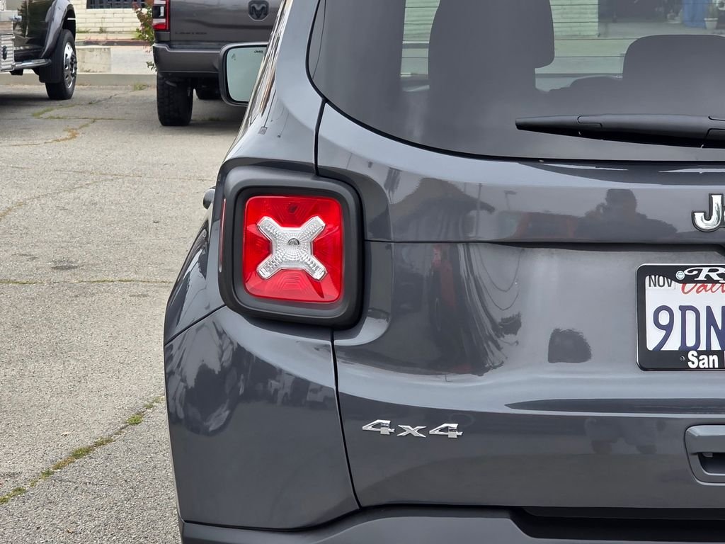 Certified Used 2022 Gray Jeep Latitude image 7